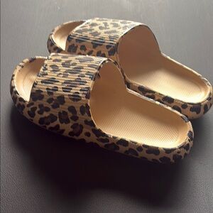 BNWT compression orthopedic sz 8.5 Cloudies Leopard Print Slide Sandals